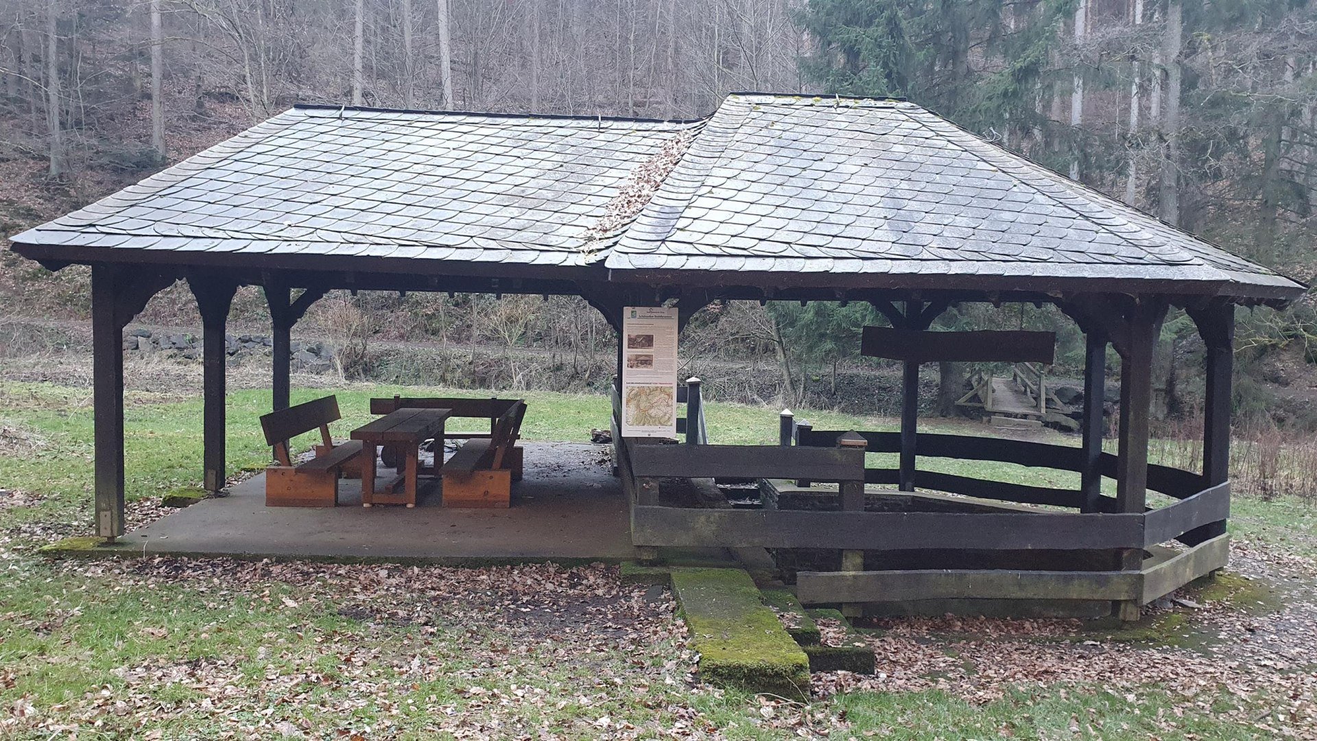 H&uuml;tte mit Stahlbrunnen | &copy; T. Biersch