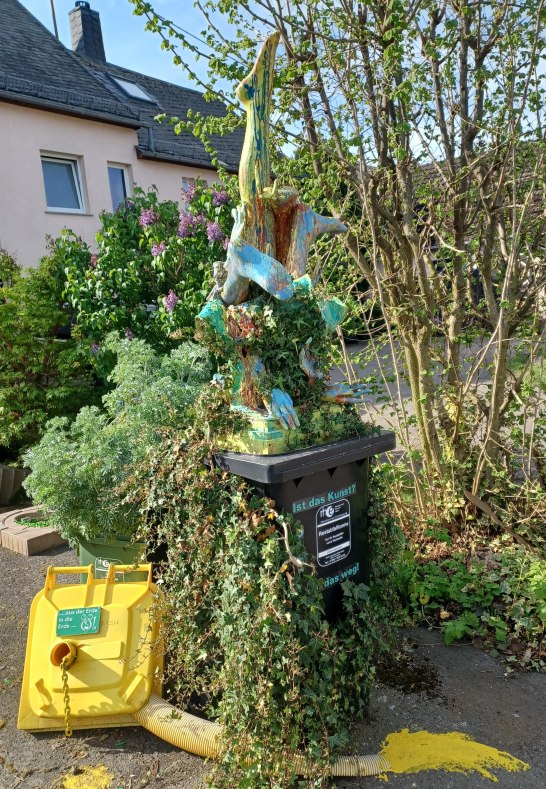 Mülltonnen "aus der Erde in die Erde" | © H. Wilhelm Mülltonnen "aus der Erde in die Erde" | © H. Wilhelm