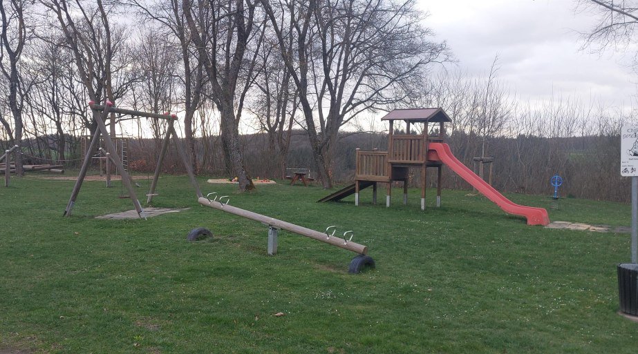 Spielplatz mit Rutsche und Schaukel | &copy; B. Vogt
