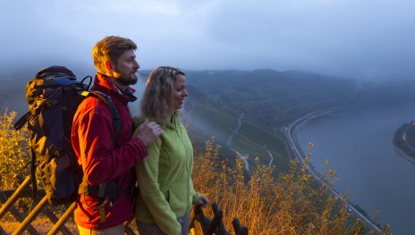 Paar mit Blick auf Rhein bei Boppard | © Projektbüro Saar-Hunsrück-Steig, Klaus-Peter Kappest Paar mit Blick auf Rhein bei Boppard | © Projektbüro Saar-Hunsrück-Steig, Klaus-Peter Kappest