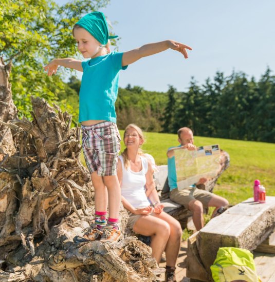 Wurzelbank mit Familie Murscher Eselsche | © Dominik Ketz