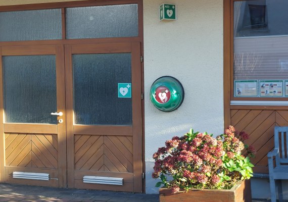 Defibrillator am Gemeindehaus | © B. Vogt