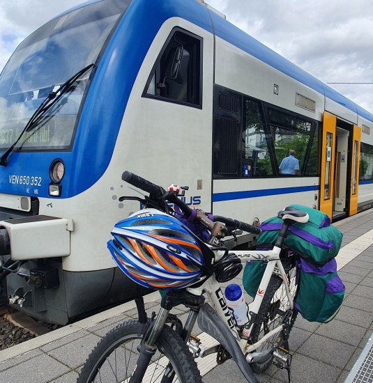 Fahrrad vor Hunsrückbahn | © TI Hunsrück-Mittelrhein
