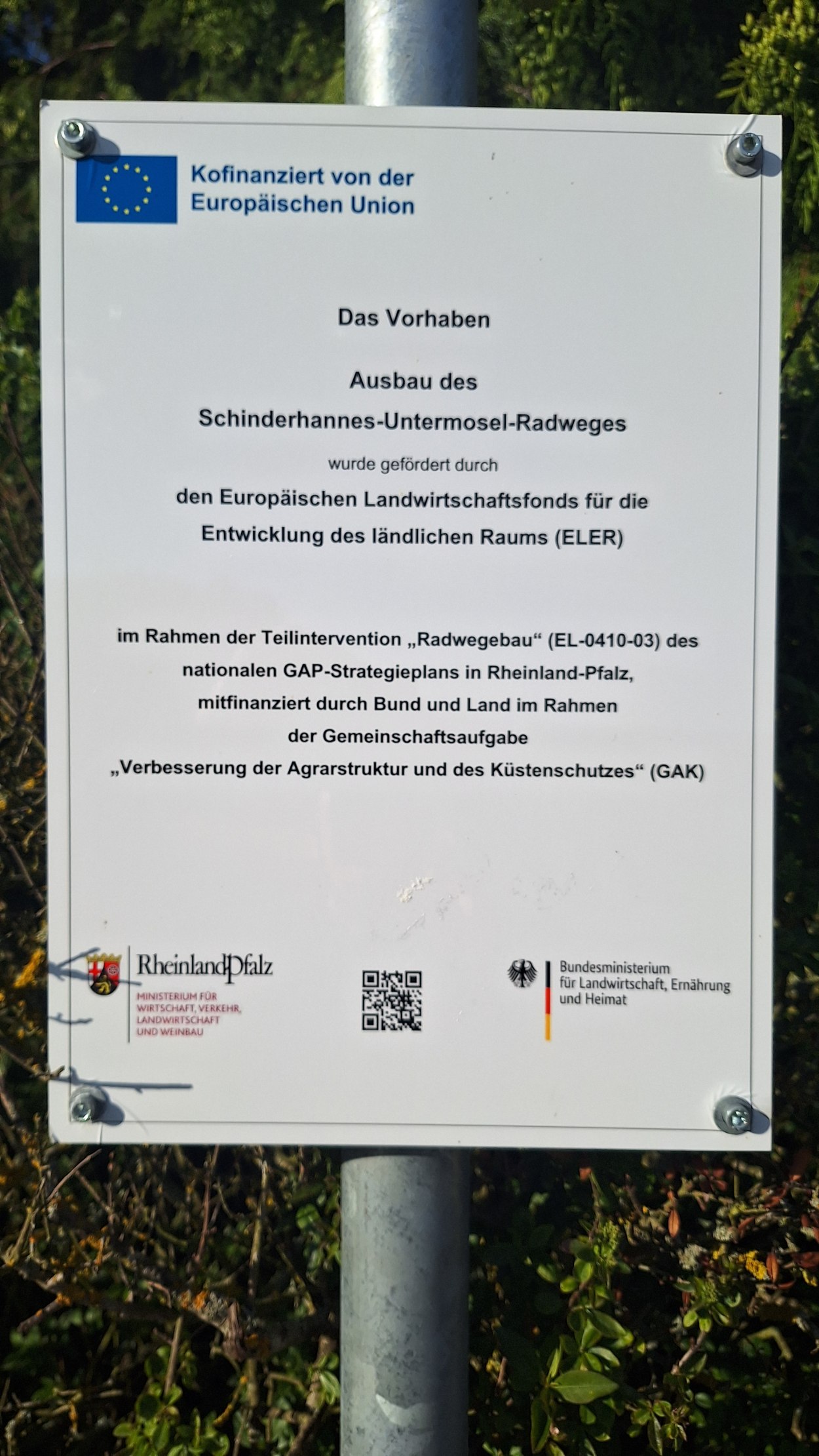 Schild mit dem Hinweis auf die Leaderförderung beim Bau de s Radweges | © TI Hunsrück-Mittelrhein Schild mit dem Hinweis auf die Leaderförderung beim Bau de s Radweges | © TI Hunsrück-Mittelrhein