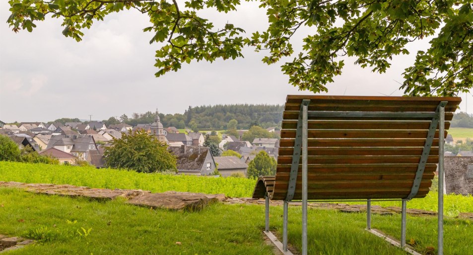 Liegebank mit Blick auf Dörth | © S. Mauer Liegebank mit Blick auf Dörth | © S. Mauer