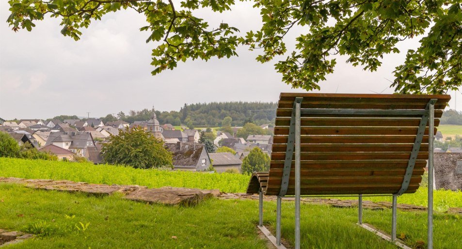 Liegebank mit Blick auf Dörth | © S. Mauer Liegebank mit Blick auf Dörth | © S. Mauer