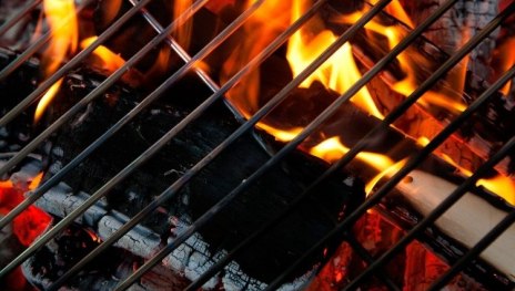 Grillrost mit Feuer und gl&uuml;henden Kohlen | &copy; Canva TI Hunsr&uuml;ck-Mittelrhein