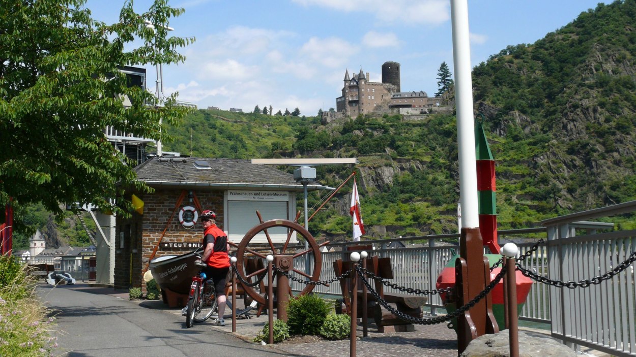 Rheinradweg mit Burg Katz mit Wahrschauer- und Lotsenmuseum | © Bernhard Vogt