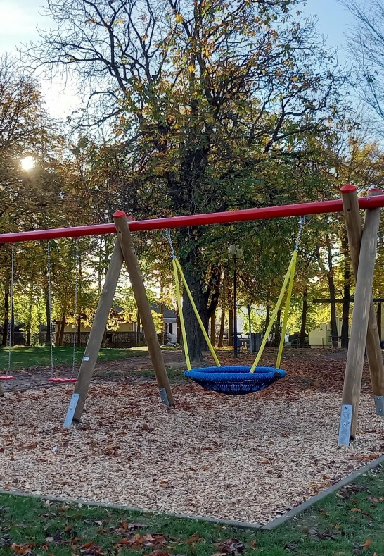 Schaukel mit Sandkasten am Biergarten | © C. Vogt