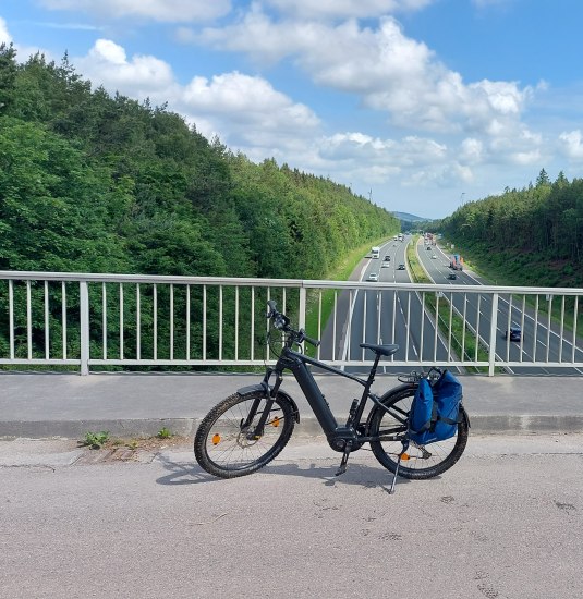 Rad auf Brücke über AB | © Thomas Biersch