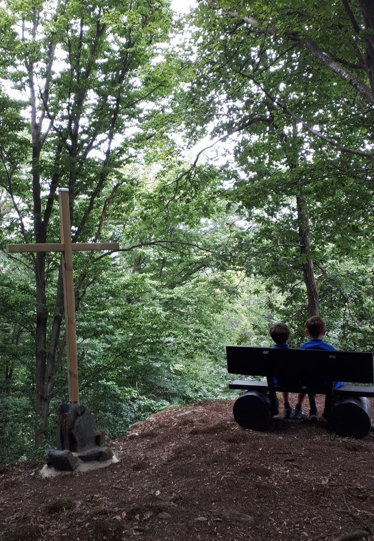 Ruhebank mit Gipfelkreuz | &copy; G. Liesenfeld