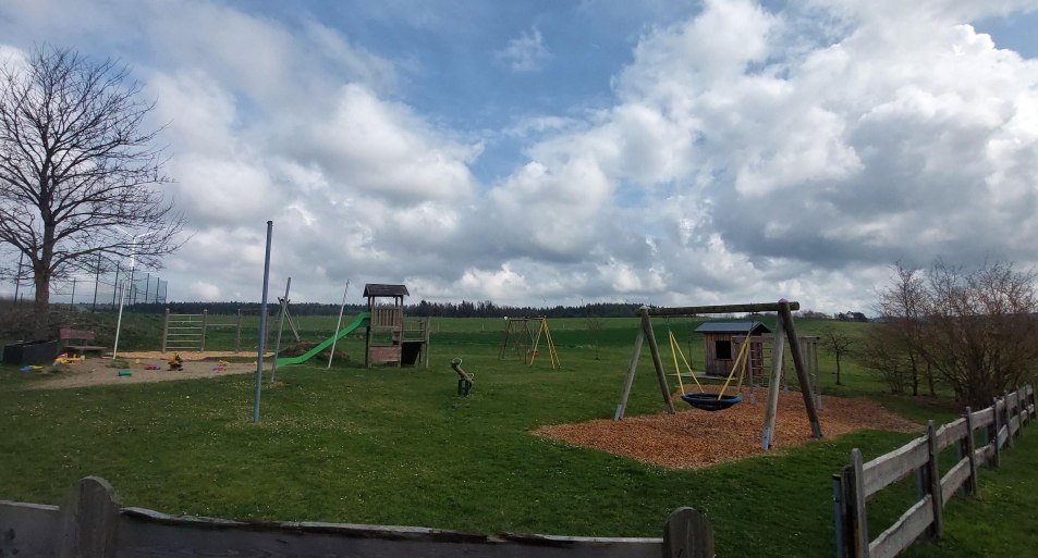 Spielplatz mit Rutsche u. Schaukel | &copy; B. Vogt