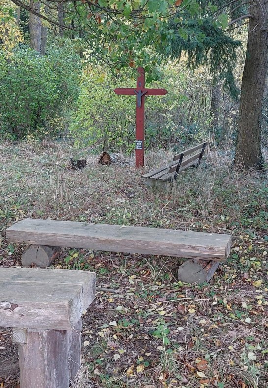 Kennelbachkreuz mit Tisch und Bank | © TI Hunsrück-Mittelrhein