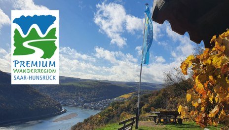 Blick auf den Rhein vom Wackenberg mit H&uuml;tte und Fahne