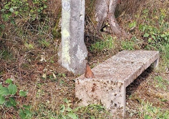 Steinernes M&auml;nnchen mit Ruhebank | &copy; T. Biersch