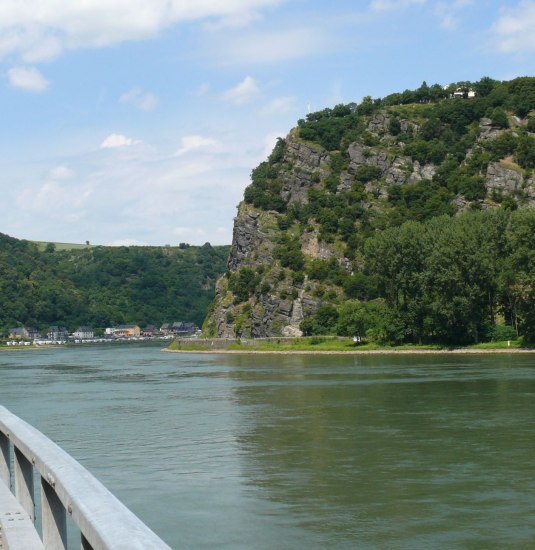 Rheinradweg mit Loreleyfelsen | © Bernhard Vogt