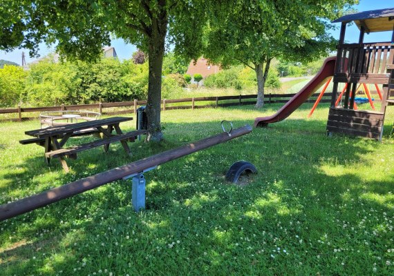 Picknickbank auf dem Spielplatz | © E. Bender