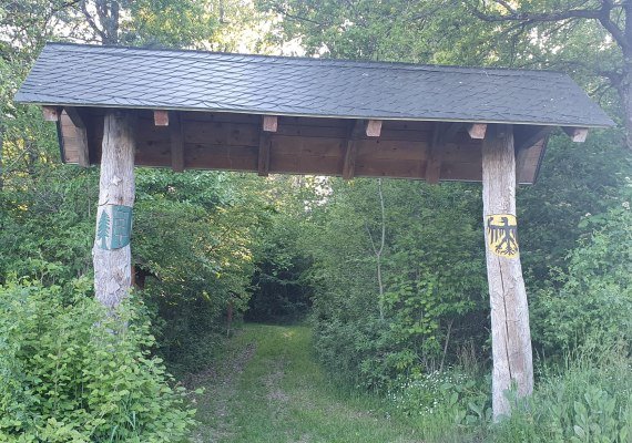 Eingangsportal Waldlehrpfad | &copy; T. Biersch