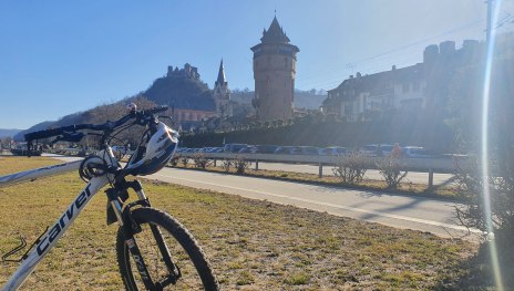 Rad gegen Sonne fotografiert. Oberwesel Stadtmauer mit Radweg | © Thomas Biersch