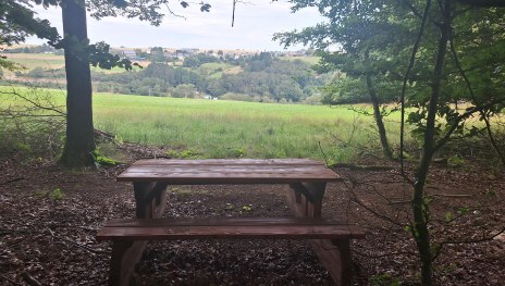 Picknickbank mit Dorfblick | © TI Hunsrück-Mittelrhein