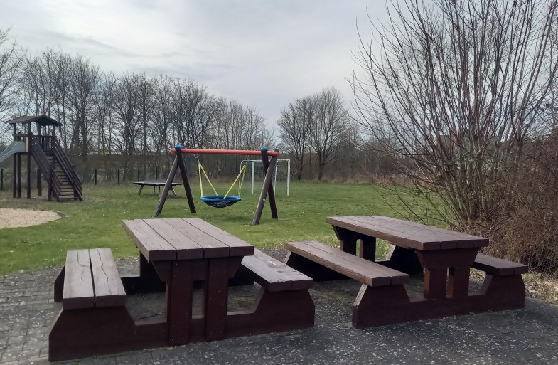 Spielplatz mit Picknickbank | &copy; C. Vogt