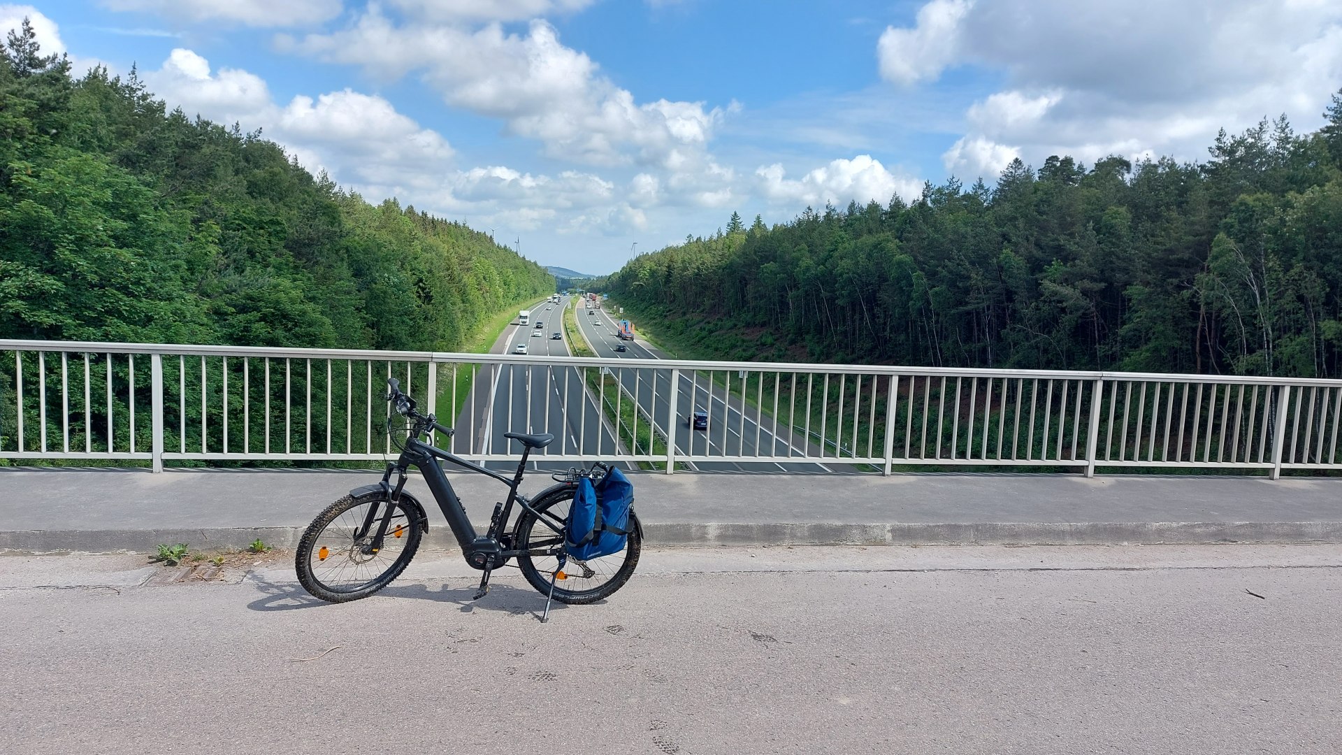 Rad auf Brücke über AB | © Thomas Biersch