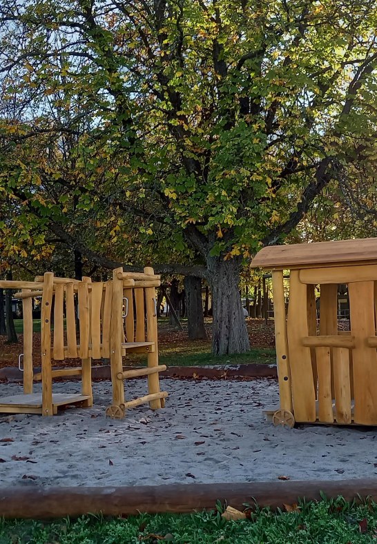 Spielplatz mit Holzzug | &copy; C. Vogt