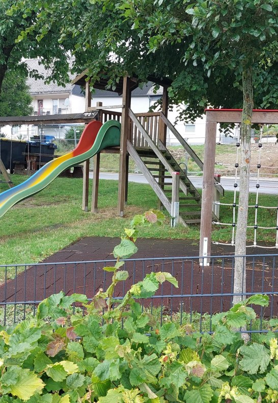 Spielplatz mit Rutsche | &copy; B. Vogt