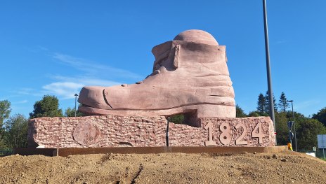 Wanderschuh aus rotem Sandstein | &copy; T. Biersch