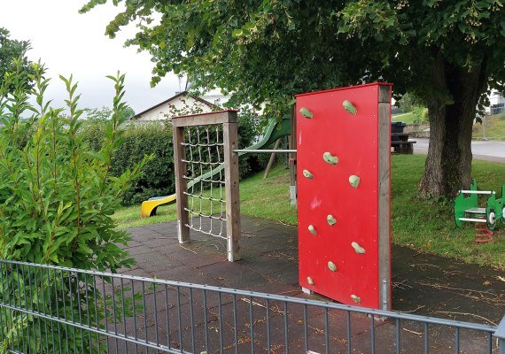 Spielplatz mit Kletterwand | &copy; B. Vogt