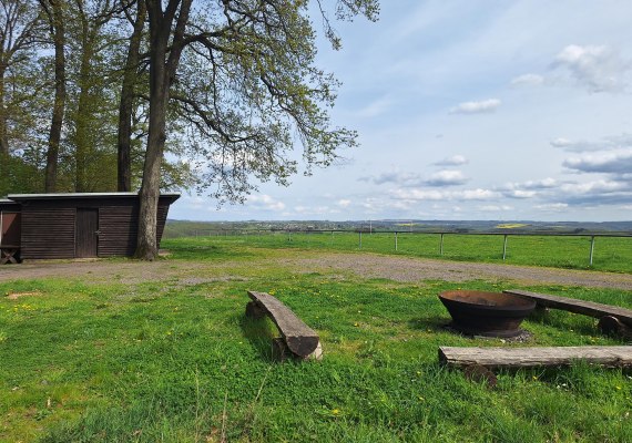 Hütte mit Feuerstelle | © T. Biersch
