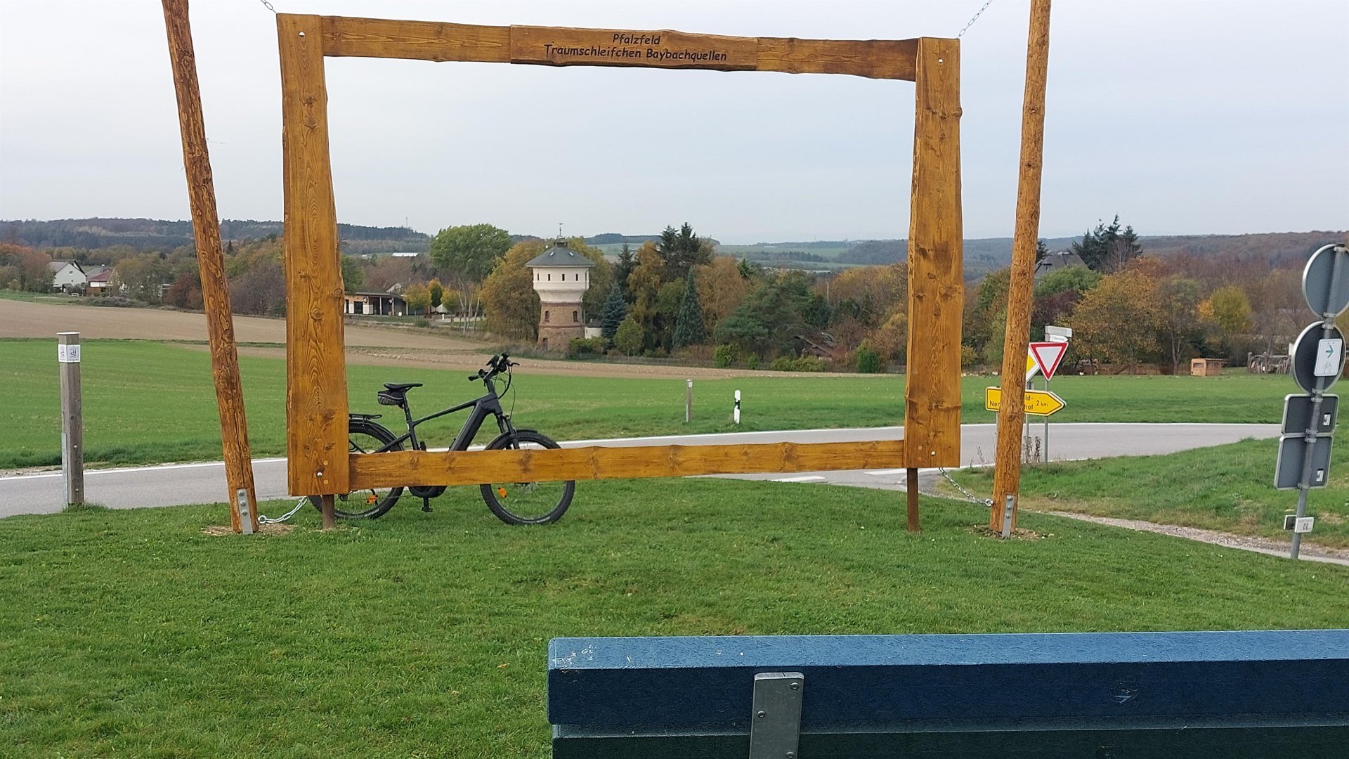 Rahmen Wasserturm mit Fahrrad | © TIO Hunsrück-Mittelrhein