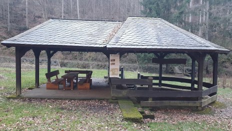 H&uuml;tte mit Stahlbrunnen | &copy; T. Biersch