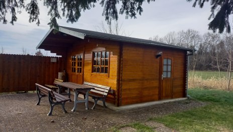 Grillh&uuml;tte mit Picknickbank | &copy; C. Vogt