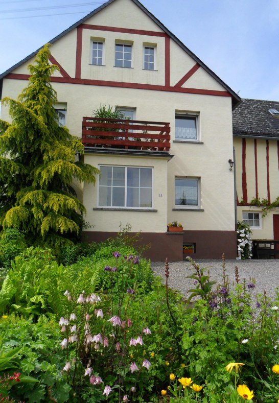 Haus mit Garten | &copy; Mechthild Schuldner-M&auml;der