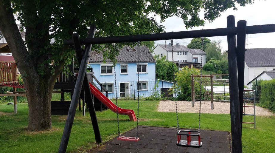 Rutsche und Schaukel | &copy; B. Vogt