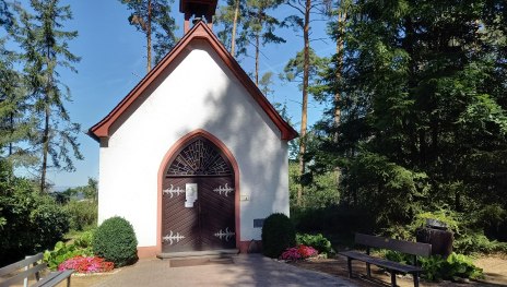 Sch&ouml;nstattkapelle mit Ruhebank | &copy; C. Vogt