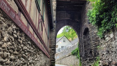 Der Weg f&uuml;hrt unterhalb eines Turmes. | &copy; Elke Bender