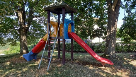 Spielturm mit Rutsche | &copy; C. Vogt