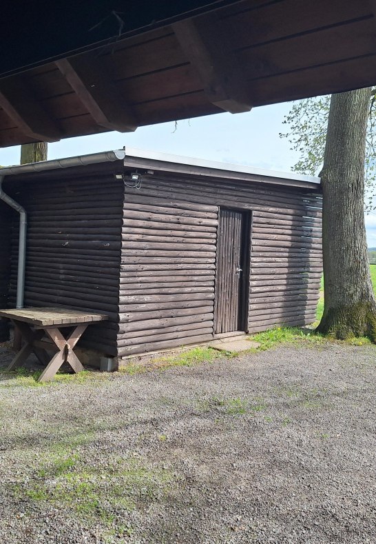 H&uuml;tte am Sportplatz | &copy; T. Biersch