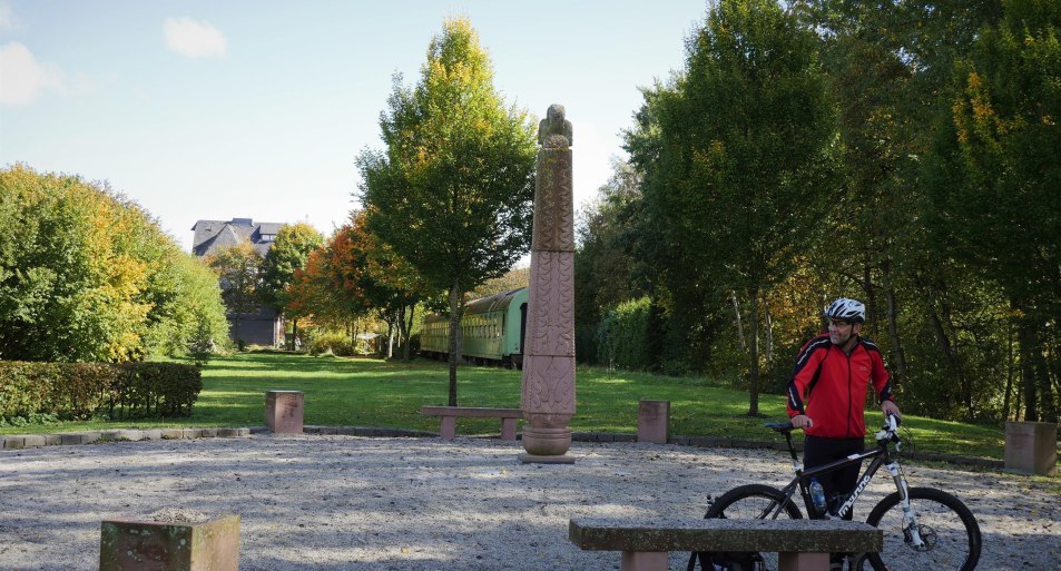 Flammensäule am Radweg | © B. Vogt