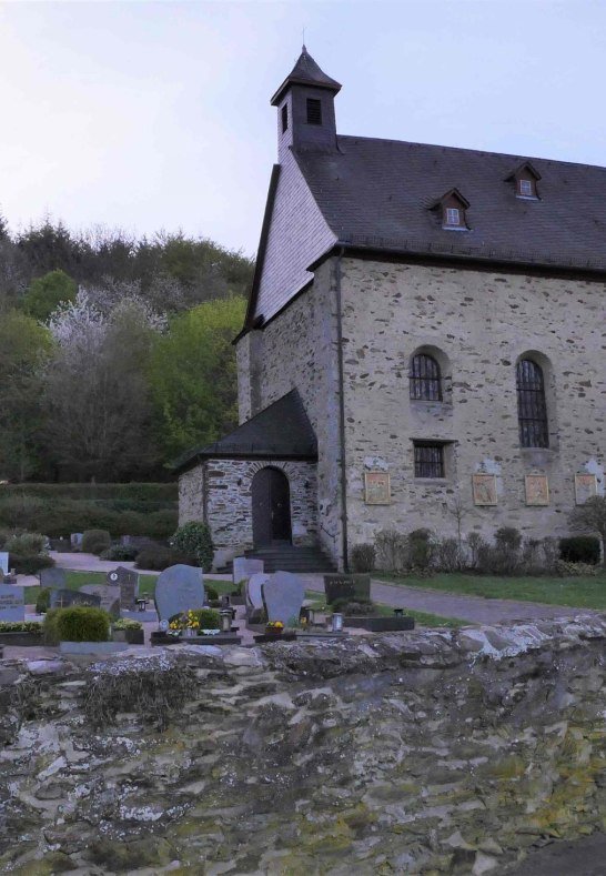 Kirche mit Friedhof | &copy; B. Vogt