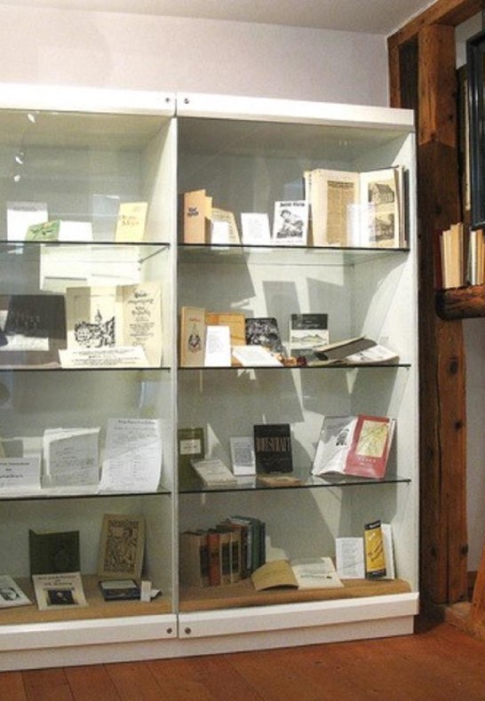 Bücherwand im Museum | © F. Eger