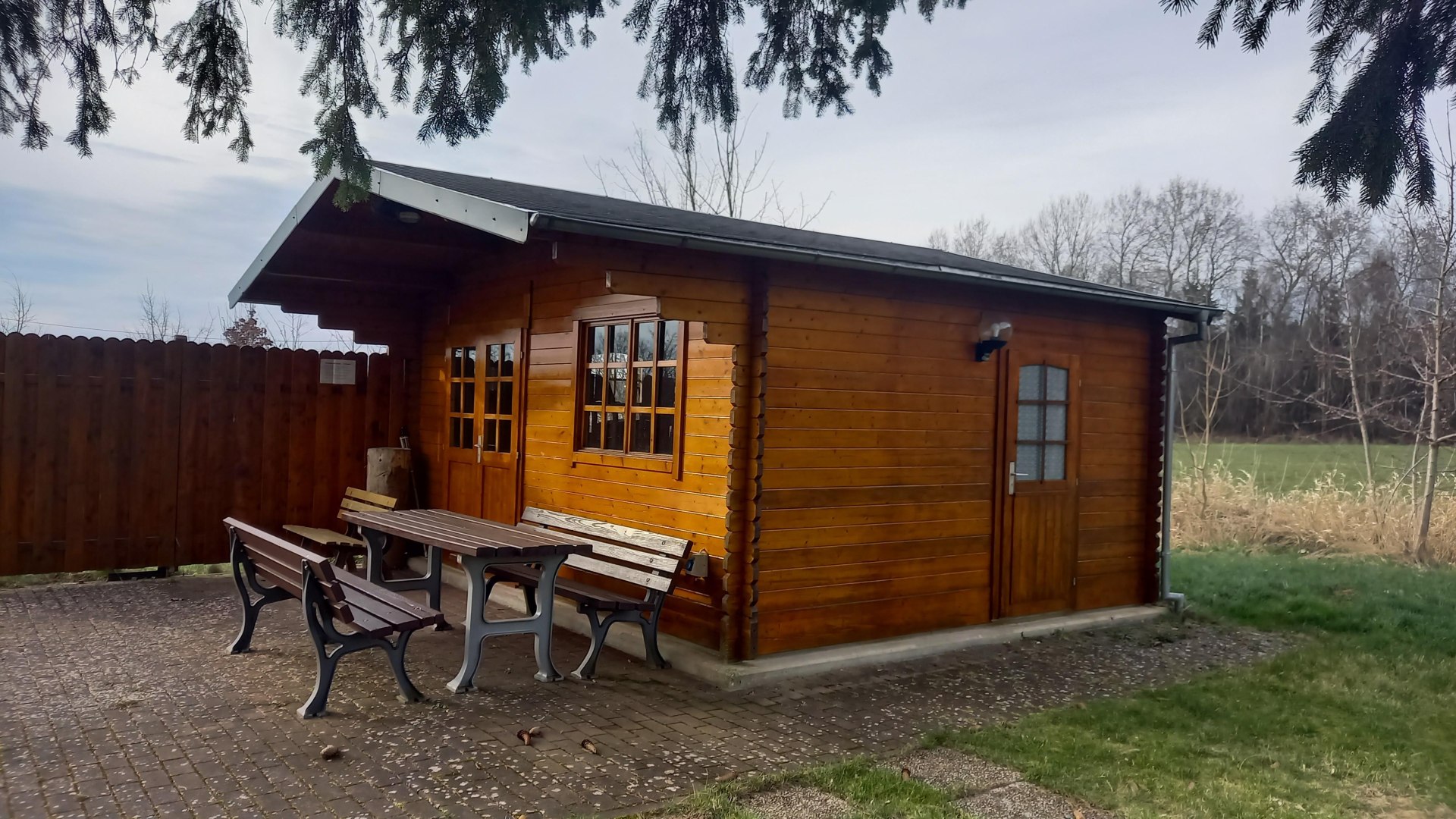 Grillhütte mit Picknickbank | © C. Vogt