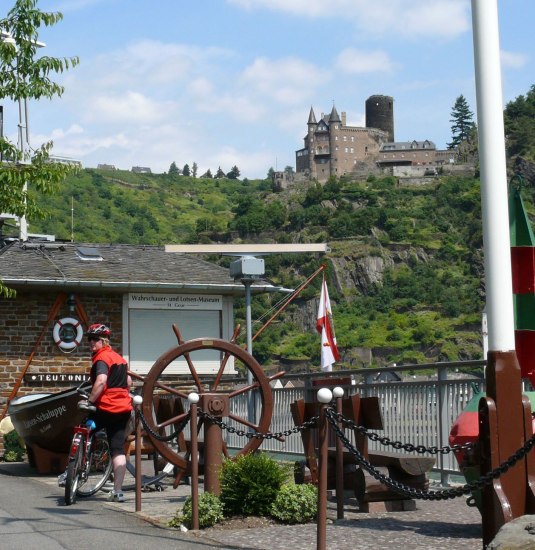 Rheinradweg mit Burg Katz mit Wahrschauer- und Lotsenmuseum | &copy; Bernhard Vogt
