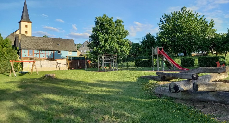 Spielplatz mit Rutsche u. Schaukel | &copy; B. Vogt