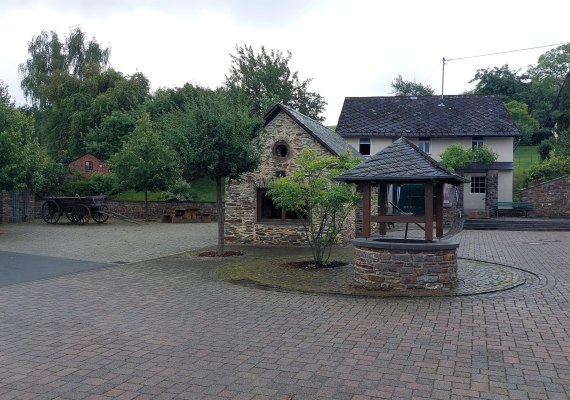 Spritzenhaus mit Dorfbrunnen | © B. Vogt