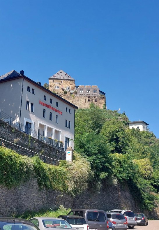 Blick auf die Jugendherberge, Rheinfels u. Tusculu | &copy; T. Biersch