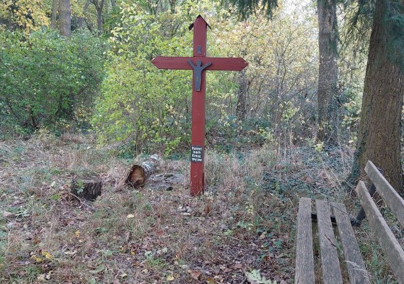 Kennelbachkreuz mit Bank | © TI Hunsrück-Mittelrhein