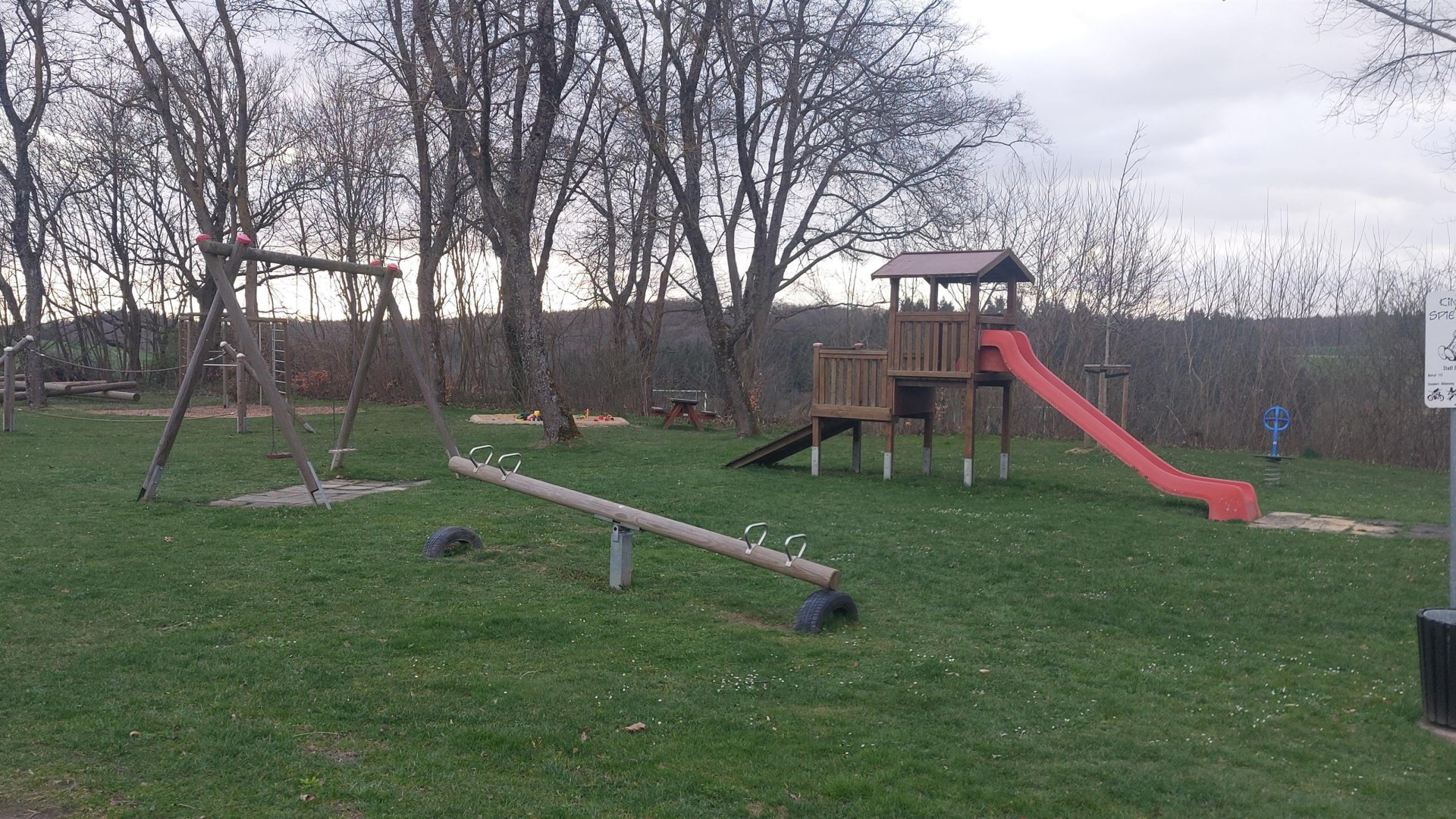 Spielplatz mit Rutsche und Schaukel | &copy; B. Vogt
